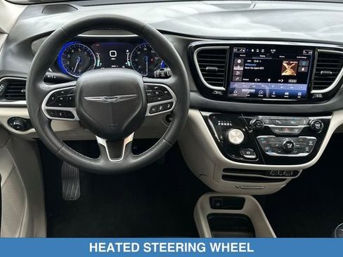 Used 2023 Chrysler Pacifica Touring-L FWD image 15