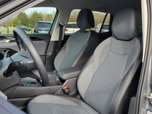 Certified 2025 Volkswagen Tiguan SE image 19