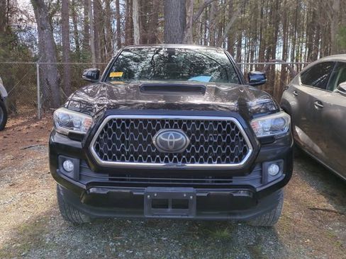 Used 2018 Toyota Tacoma TRD Sport image 3