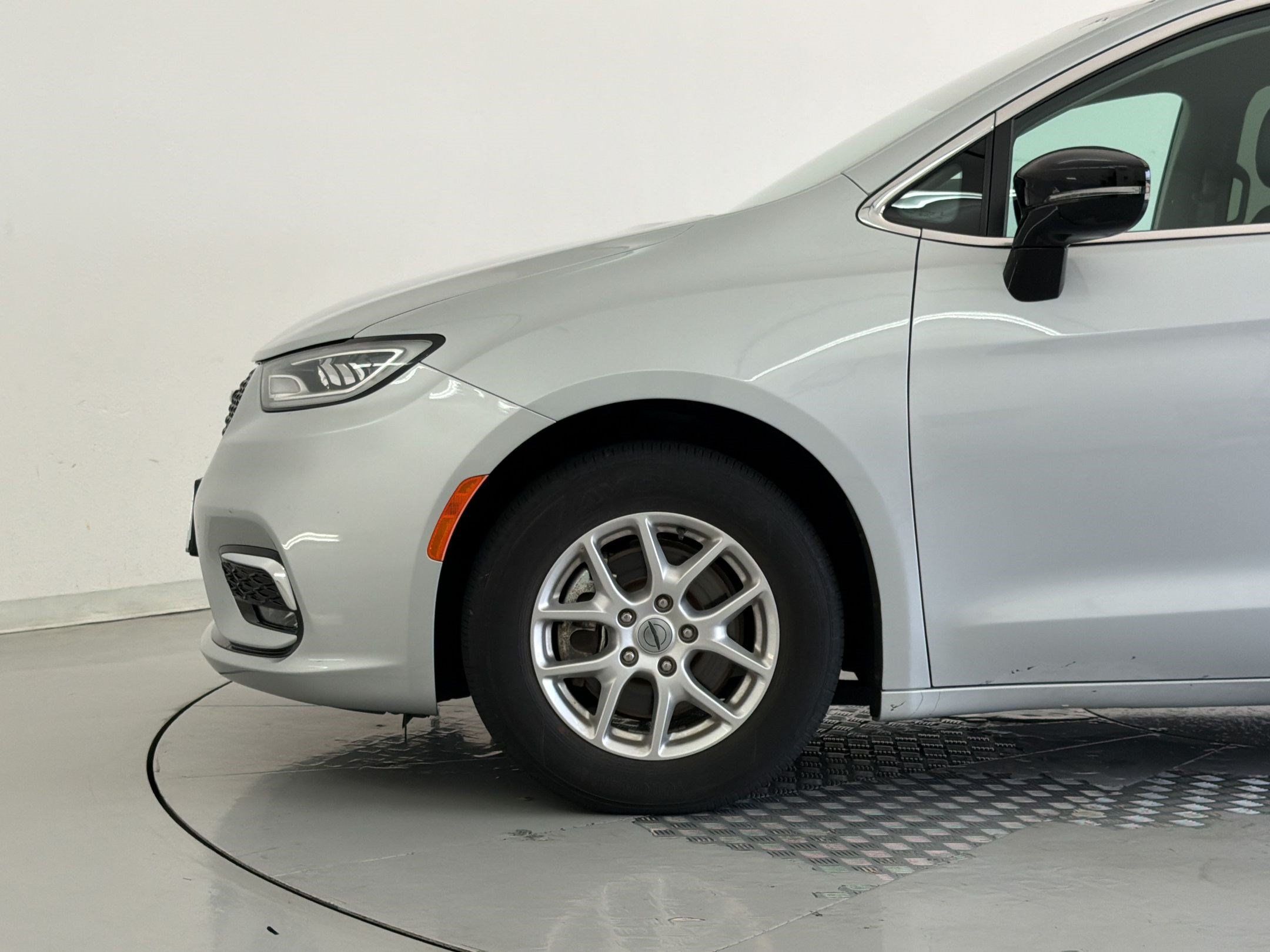 Used 2024 Chrysler Pacifica Touring-L FWD image 24