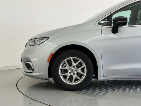 Used 2024 Chrysler Pacifica Touring-L FWD image 24