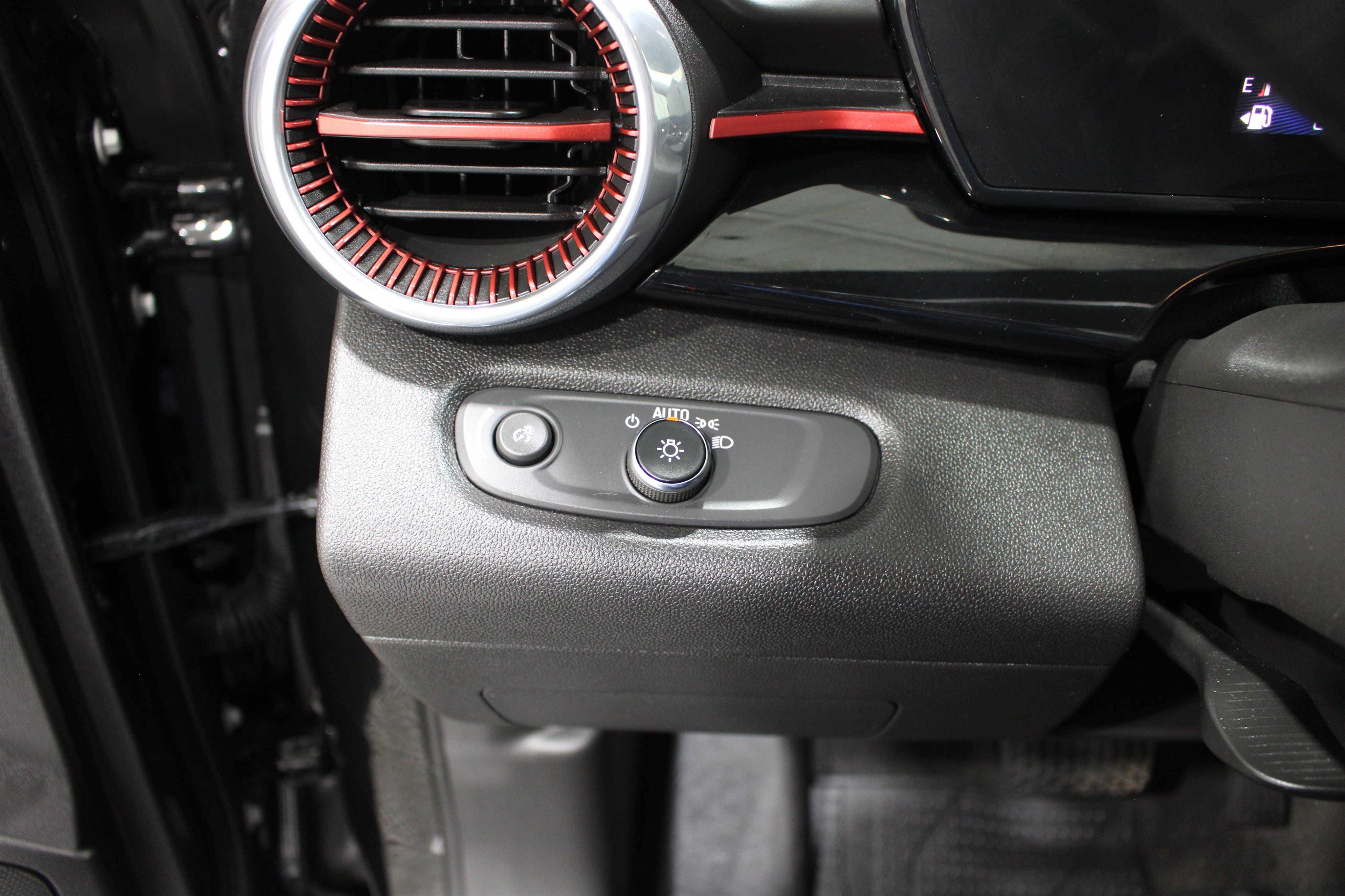 Used 2025 Chevrolet Trax RS w/ Sunroof Package FWD image 9