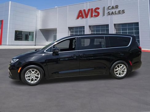 Used 2025 Chrysler Pacifica Select image 2