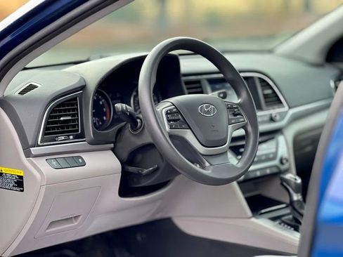 Used 2017 Hyundai Elantra SE image 11