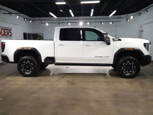 Used 2025 GMC Sierra 2500 AT4X image 8