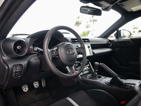 Used 2024 Toyota GR86 Premium image 9