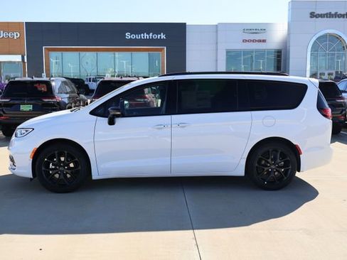 New 2026 Chrysler Pacifica Select image 4