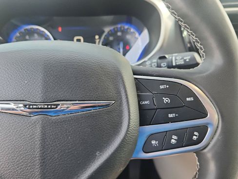 Used 2023 Chrysler Pacifica Touring-L FWD image 18