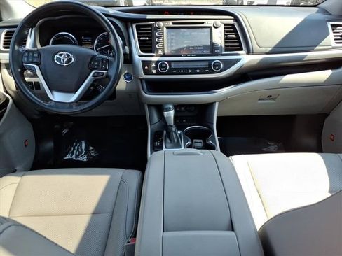 Certified 2019 Toyota Highlander Limited Platinum AWD/4WD image 14