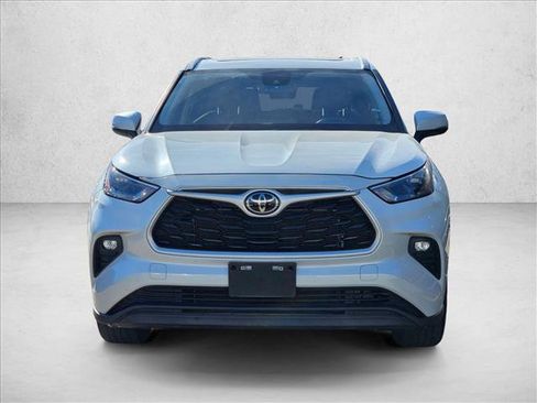 Used 2023 Toyota Highlander XLE image 2