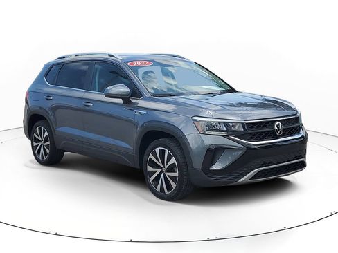 Certified 2022 Volkswagen Taos SE FWD image 1