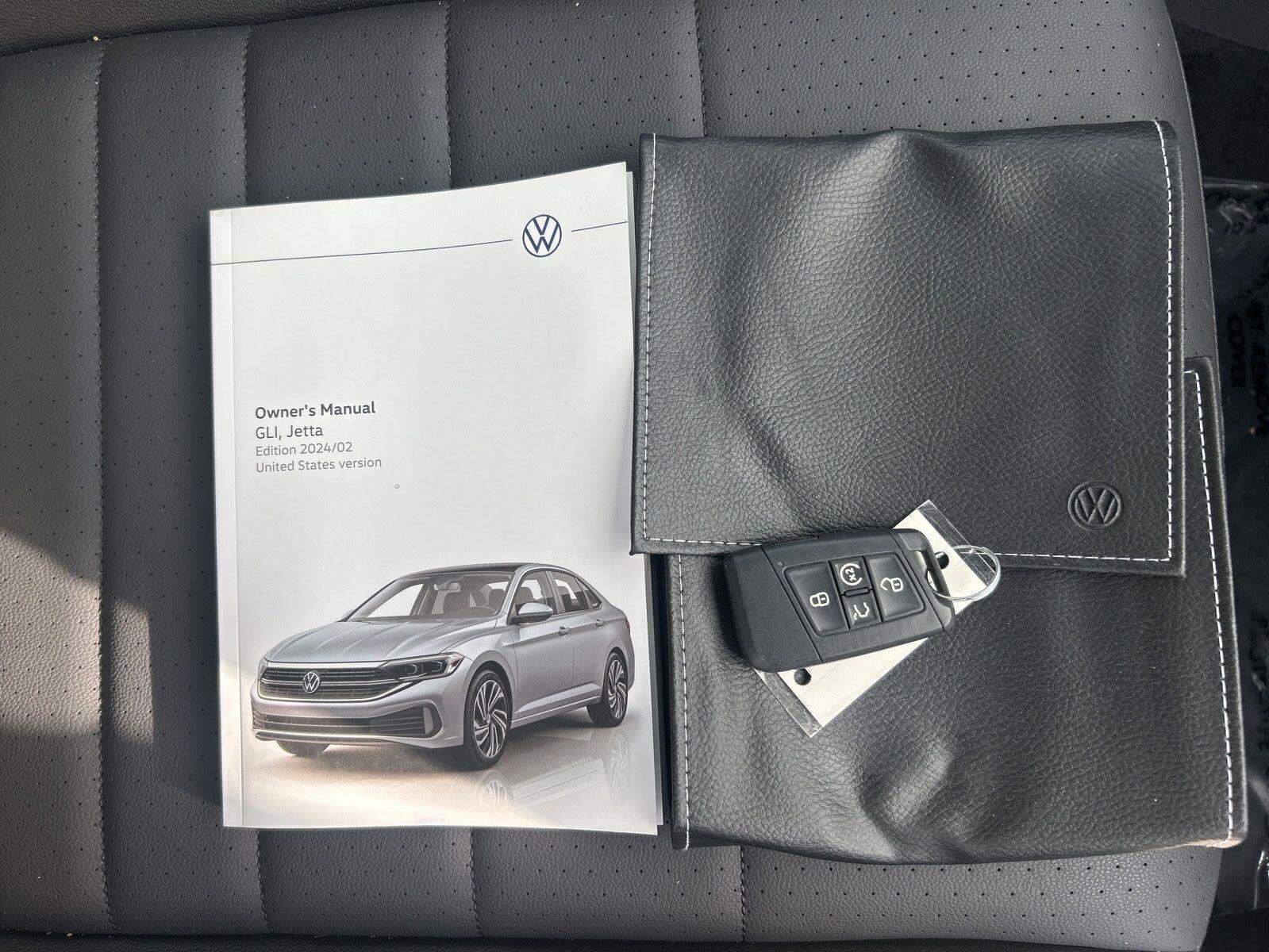 Used 2024 Volkswagen Jetta SE w/ Panoramic Sunroof Package FWD image 3
