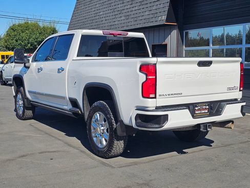 Used 2024 Chevrolet Silverado 3500 High Country w/ High Country Premium Package AWD/4WD image 3