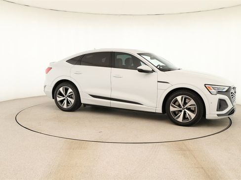 Used 2024 Audi Q8 e-tron Premium Plus w/ Premium Plus Package image 9