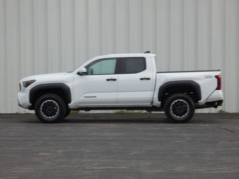 Used 2025 Toyota Tacoma TRD Off-Road AWD/4WD image 35