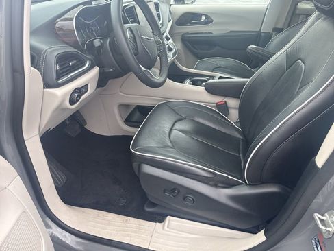 Used 2023 Chrysler Pacifica Limited image 18