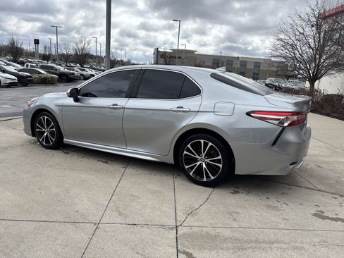 Used 2020 Toyota Camry SE image 8