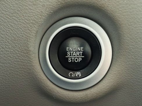 Used 2022 Chrysler Voyager LX image 54