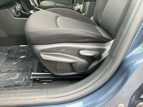Used 2023 Jeep Renegade Latitude AWD/4WD image 32
