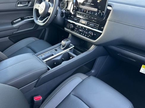 New 2025 Nissan Pathfinder SL image 18