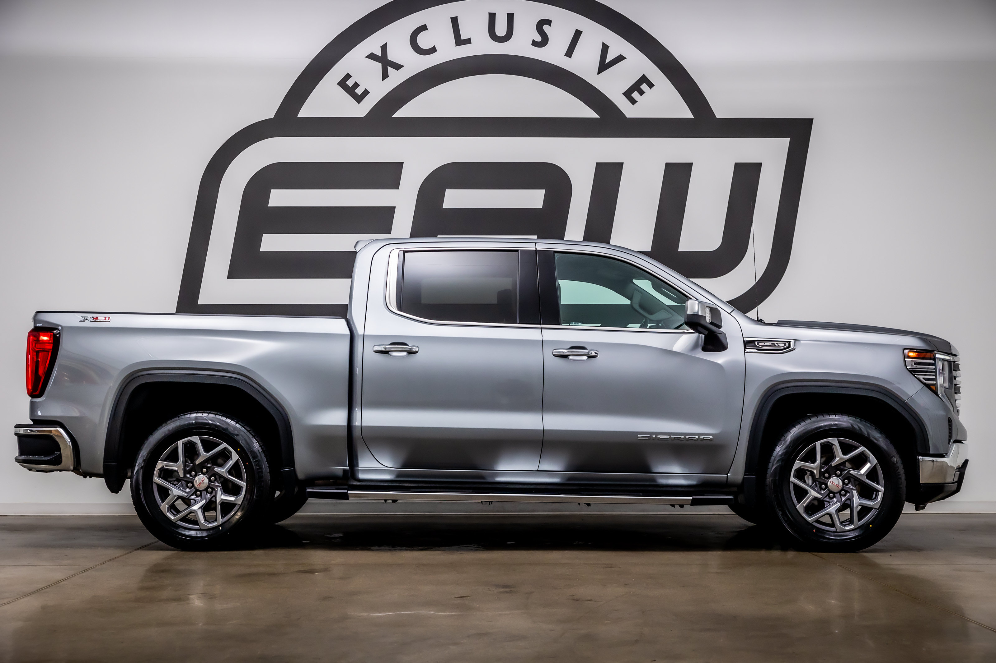 Used 2023 GMC Sierra 1500 SLT w/ SLT Premium Package AWD/4WD image 9