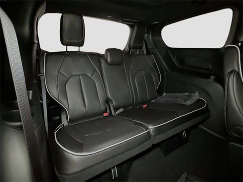 New 2026 Chrysler Pacifica Limited w/ S Appearance Package image 31