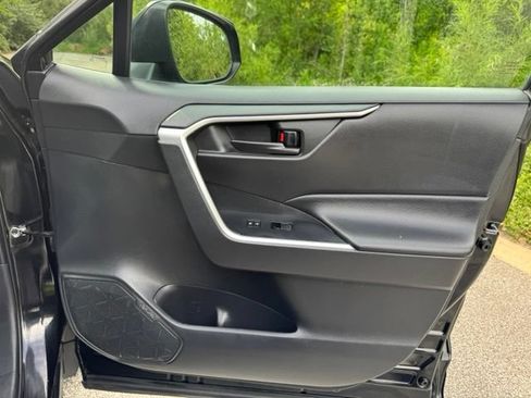 Used 2020 Toyota RAV4 LE AWD/4WD image 18
