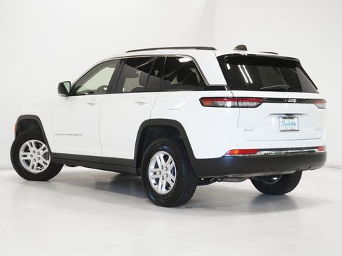 Certified 2024 Jeep Grand Cherokee Laredo image 5