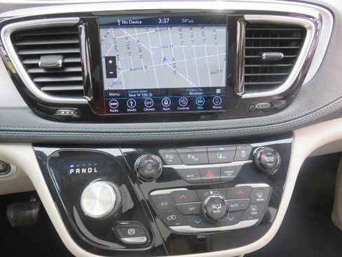 Used 2018 Chrysler Pacifica Limited w/ Advanced Safetytec Group FWD image 17