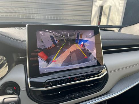 Used 2025 Jeep Compass Limited image 20