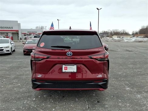 Certified 2021 Toyota Sienna XSE image 4
