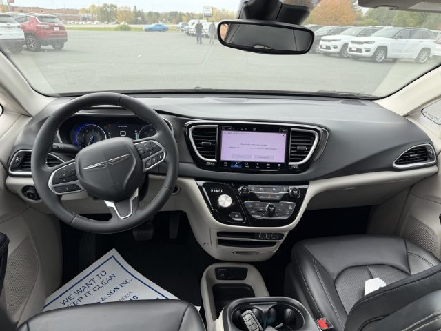 Used 2023 Chrysler Pacifica Touring-L FWD image 19