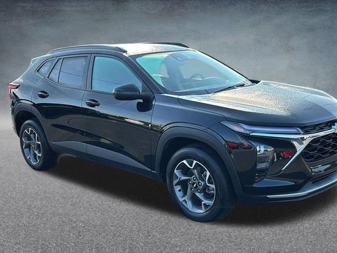 Used 2025 Chevrolet Trax LT FWD image 2