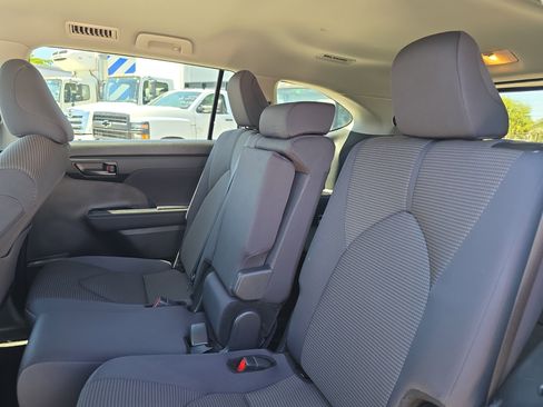 Used 2024 Toyota Highlander LE image 15