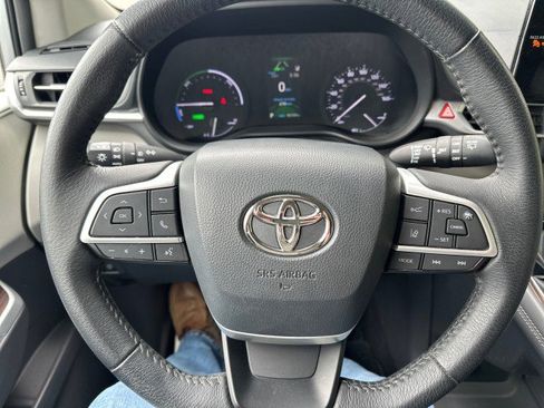 Used 2021 Toyota Sienna XLE image 14