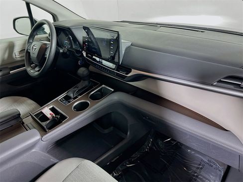 Certified 2024 Toyota Sienna LE image 28
