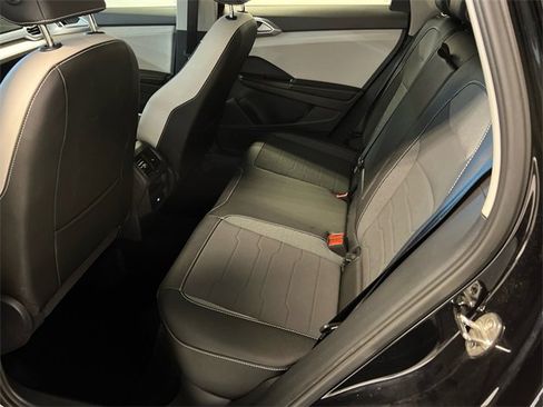 Certified 2025 Volkswagen Taos SE image 16