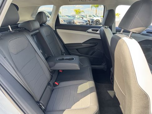 Used 2025 Volkswagen Taos SE AWD/4WD image 35