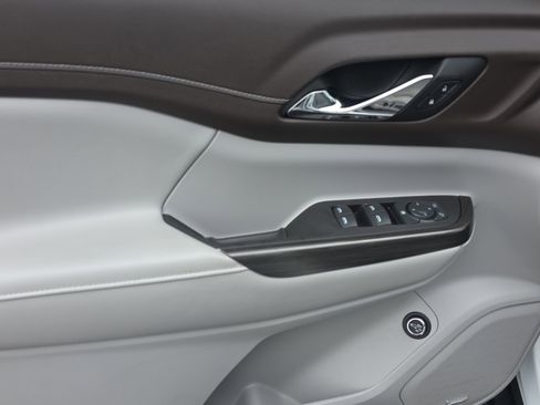 Used 2019 GMC Acadia SLT image 17