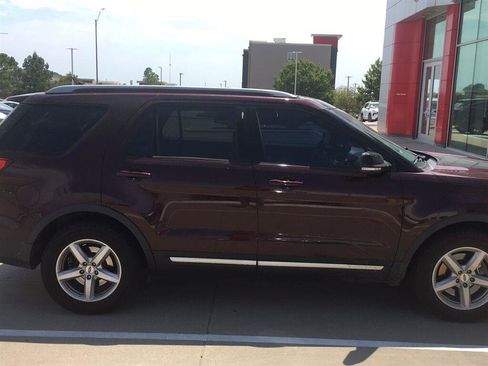 Used 2018 Ford Explorer XLT w/ Equipment Group 202A FWD image 5