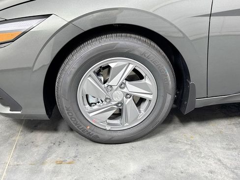 Certified 2025 Hyundai Elantra SE image 30