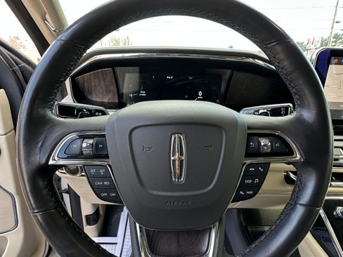 Used 2019 Lincoln Navigator Premiere image 14