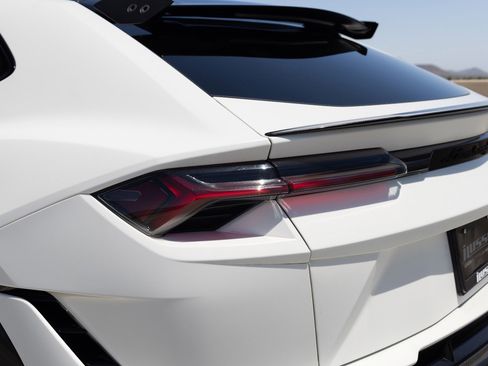 Used 2023 Lamborghini Urus Performante AWD/4WD image 25