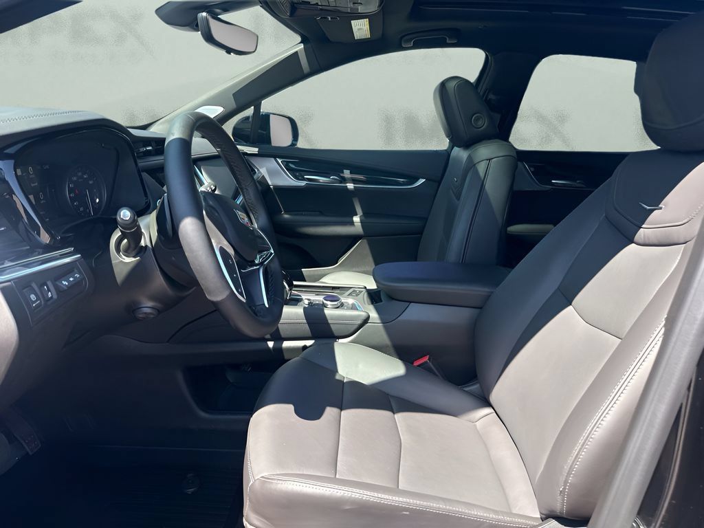 Used 2026 Cadillac XT5 Premium Luxury w/ LPO, ONYX Package FWD image 9