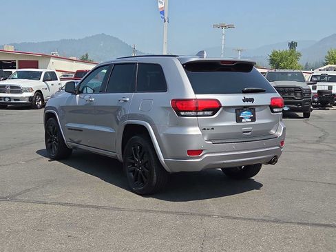 Used 2018 Jeep Grand Cherokee Altitude AWD/4WD image 12