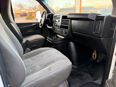 Used 2015 GMC Savana 3500 image 16