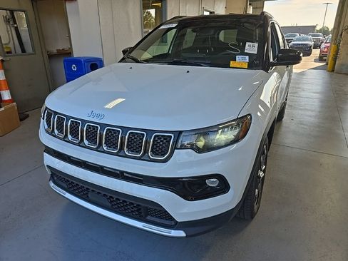 Used 2023 Jeep Compass Limited AWD/4WD image 2
