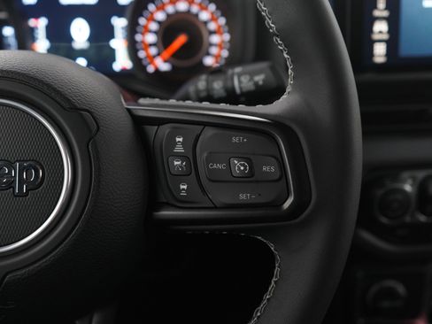 Used 2025 Jeep Wrangler Unlimited Rubicon w/ Dual Top Group AWD/4WD image 26