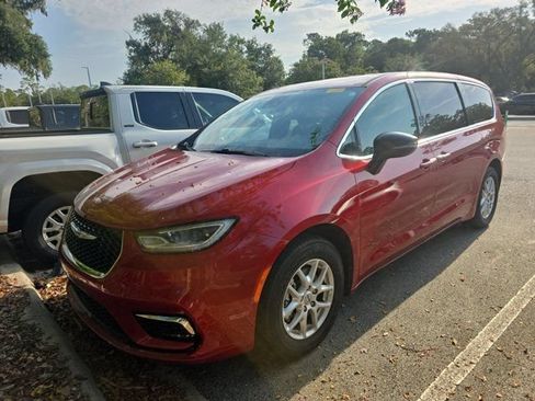 Used 2025 Chrysler Pacifica Select FWD image 3