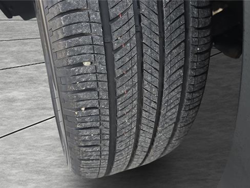 Used 2023 GMC Terrain SLE w/ Driver Convenience Package image 11